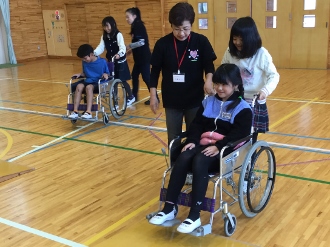 4年生車いす体験