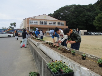 高校生と苗植え